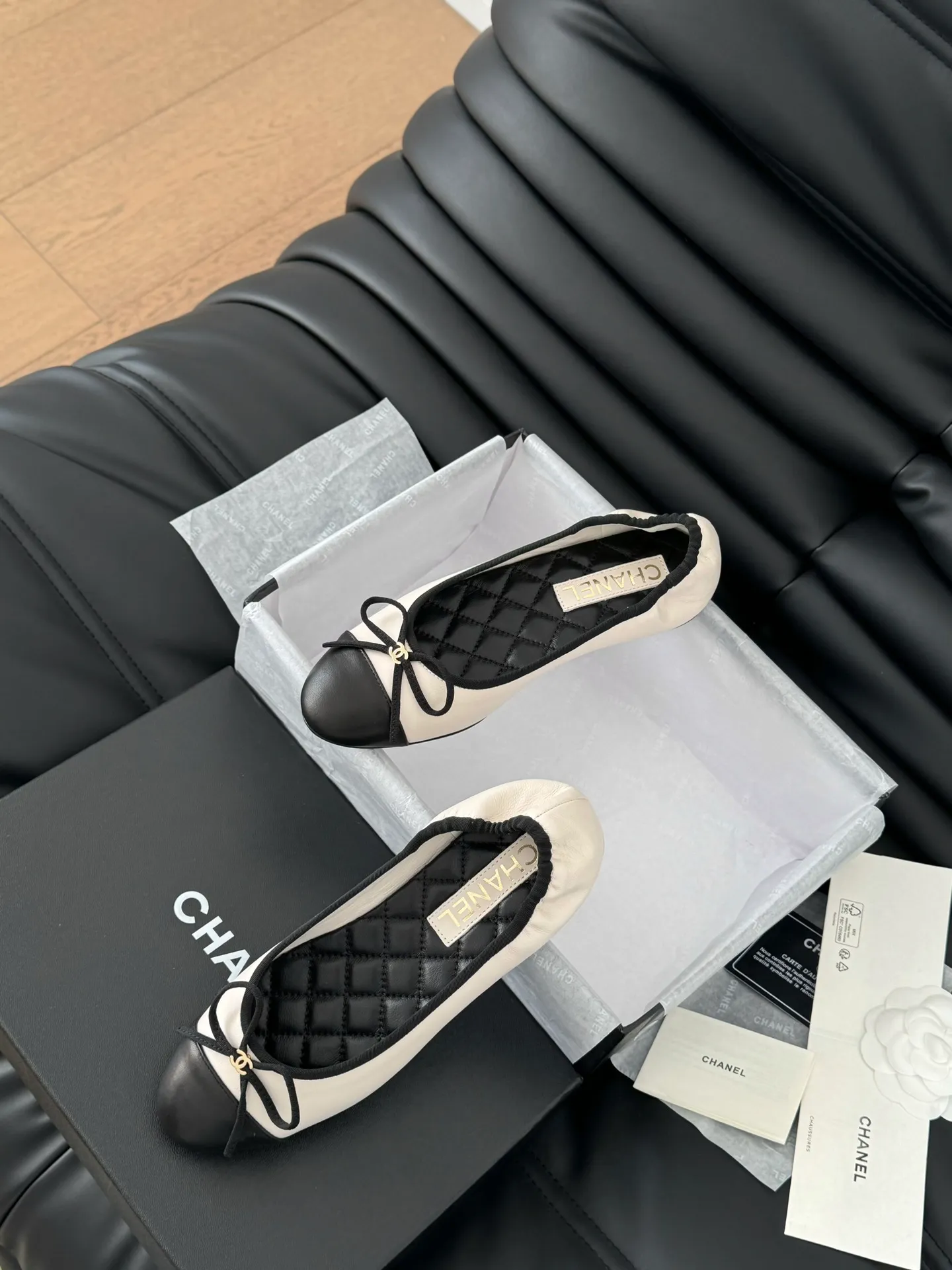 👟👟Ex-factory price 520👟👟 Chanel Xiaoxiang 25C new bow shoe series, original 1:1 replica, a classic among classics. It is perfect whether paired with trousers or skirts. The small round toe design is very good at modifying the foot shape. A must-have for little fairies! The upper is made of imported lambskin, the lining is made of top-grade mixed sheepskin, and the outsole is imported Italian cowhide. Size: 35-39 (40/41/42/43 customized)